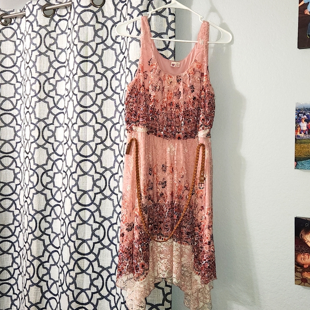 Beautiful floral lace dress with dainty belt!